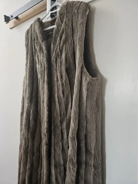 Luxurious Long Sheared Beaver Fur Vest - Made in Canada - Picture 3 of 8
